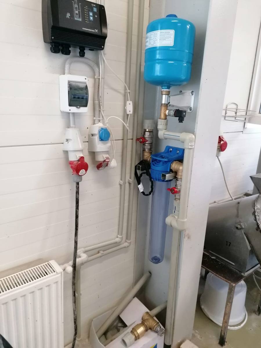 Sūknis, hidrofors un filtrs tehniskajā telpā